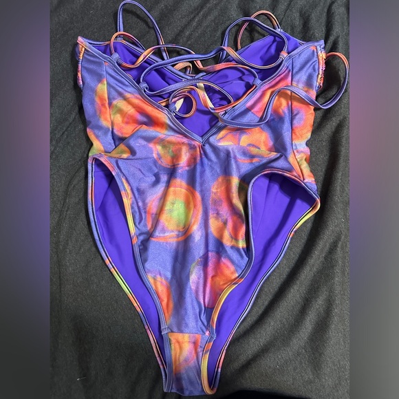 Selena Gomez Gracie One Piece - Picture 5 of 6